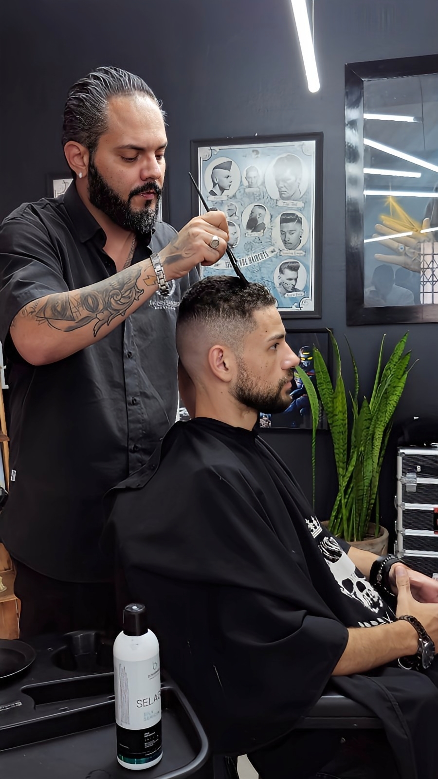 Homem Cortando o cabelo